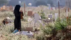 Seorang wanita Palestina berdoa di dekat makam seorang kerabatnya yang menjadi korban dalam konflik yang sedang berlangsung antara Israel dan milisi Hamas, di sebuah pemakaman darurat di lingkungan al-Tuffah timur Kota Gaza, pada 16 Juni 2024. (Omar AL-QATTAA/AFP)