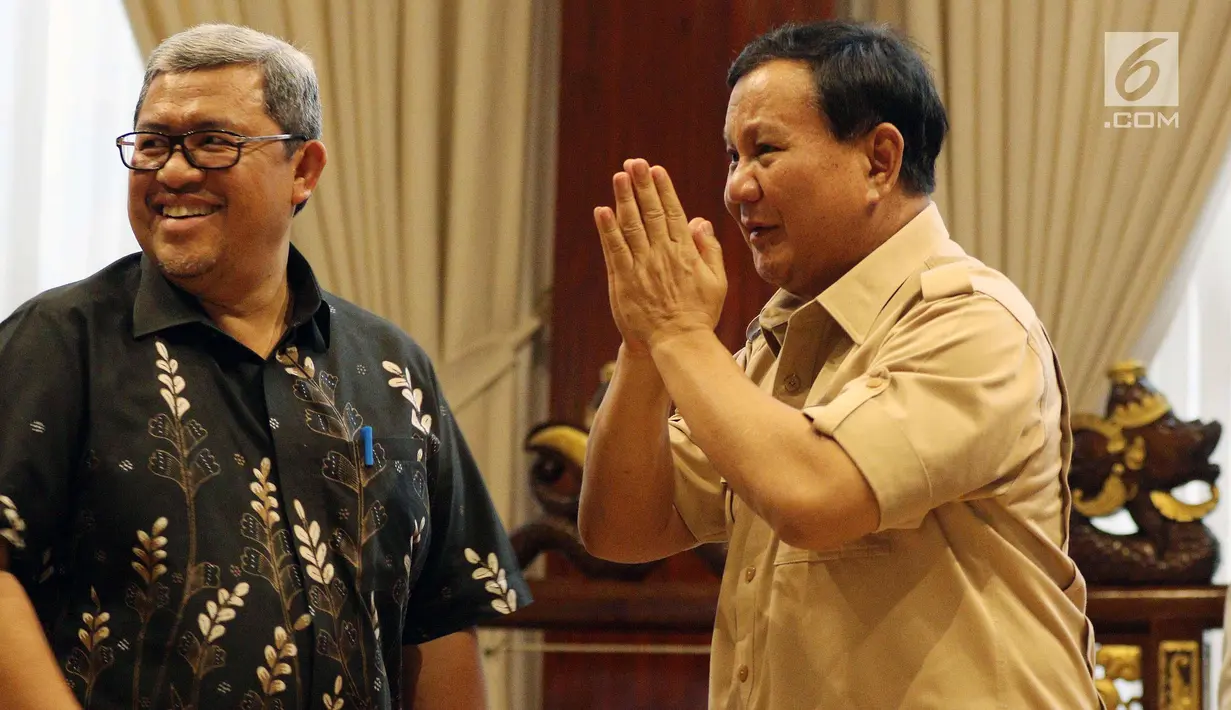 Ketua Umum dan Ketua Dewan Pembina Partai Gerindra Prabowo Subianto  berbincang Gubernur Jawa Barat Ahmad Heryawan saat melakukan pertemuan di Jakarta, Kamis (1/3). (Liputan6.com/Johan Tallo)