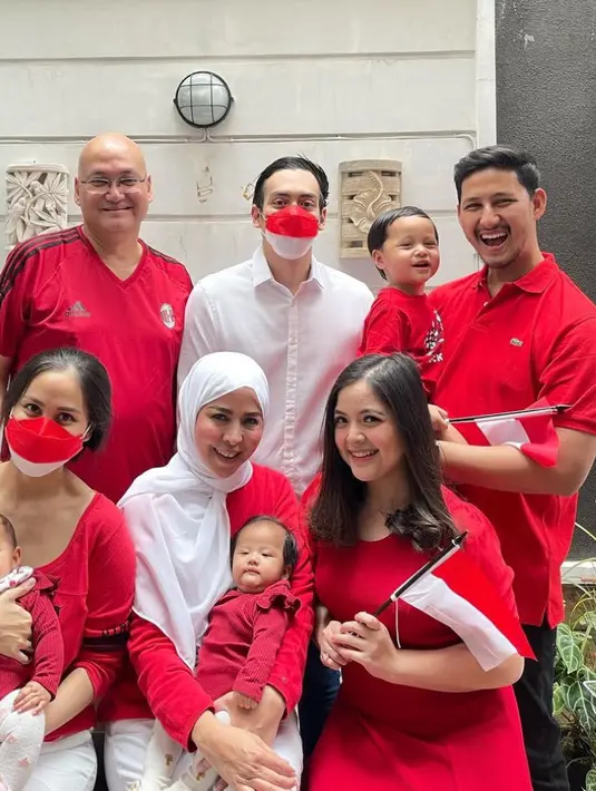 Di momen 17an, Tasya kompak mengenakan baju merah dengan ibu mertua dan adik iparnya.  [@randibachtiar]