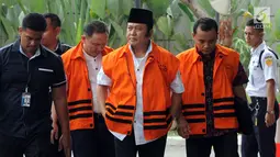Tersangka Bupati Lampung Selatan nonaktif Zainudin Hasan (tengah) bersama Bupati Halmahera Timur nonaktif Rudi Erawan (dua kiri) dan Bupati Purbalingga nonaktif Tasdi (dua kanan) tiba di Gedung KPK, Jakarta, Kamis (9/8). (Merdeka.com/Dwi Narwoko)