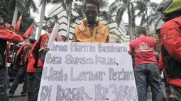 Massa Serikat Buruh Transportasi Perjuangan Indonesia (SBTPI) menuntut Menhub Ignasius Jonan agar memperhatikan nasib para kaum buruh yang bekerja di Pelabuhan Tanjung Priok, Jakarta, Selasa (11/11/2014). (Liputan6.com/Herman Zakharia)