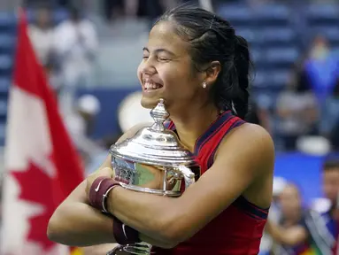 Emma Raducanu berhasil meraih trofi juara US Open 2021. Pencapaian tersebut membuat petenis muda asal Inggris ini menorehkan sejumlah rekor. (Foto: AP/Elise Amendola)