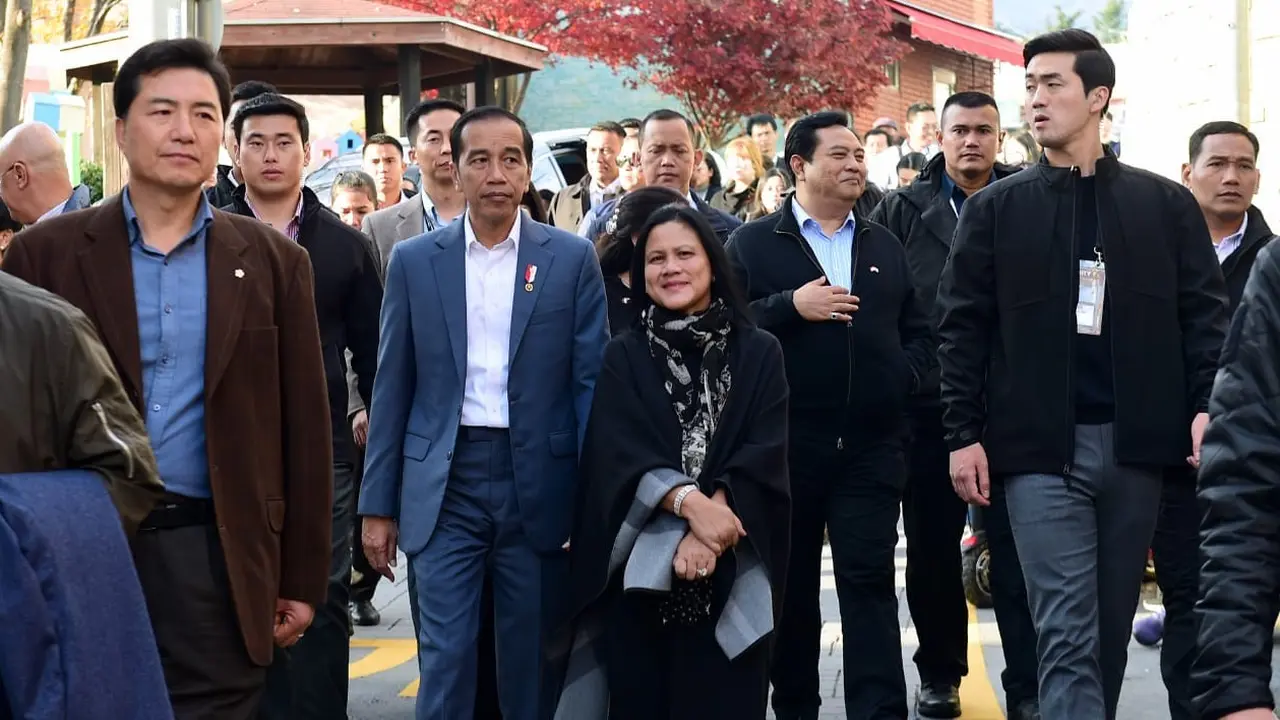 Presiden Joko Widodo atau Jokowi dan Ibu Negara Iriana di Busan, Korea Selatan, Minggu (24/11/2019).