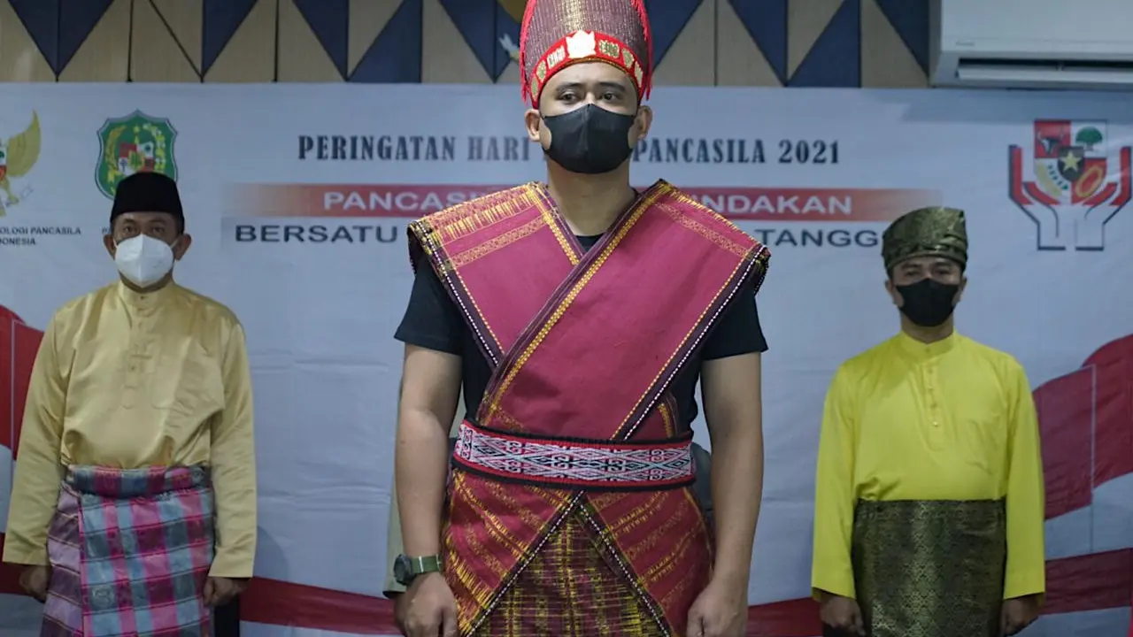 Kenakan Pakaian Adat Toba, Bobby Nasution Tunjukkan Keberanian Membawa Perubahan
