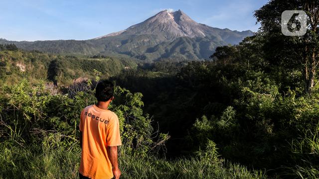 Memantau aktivitas Merapi