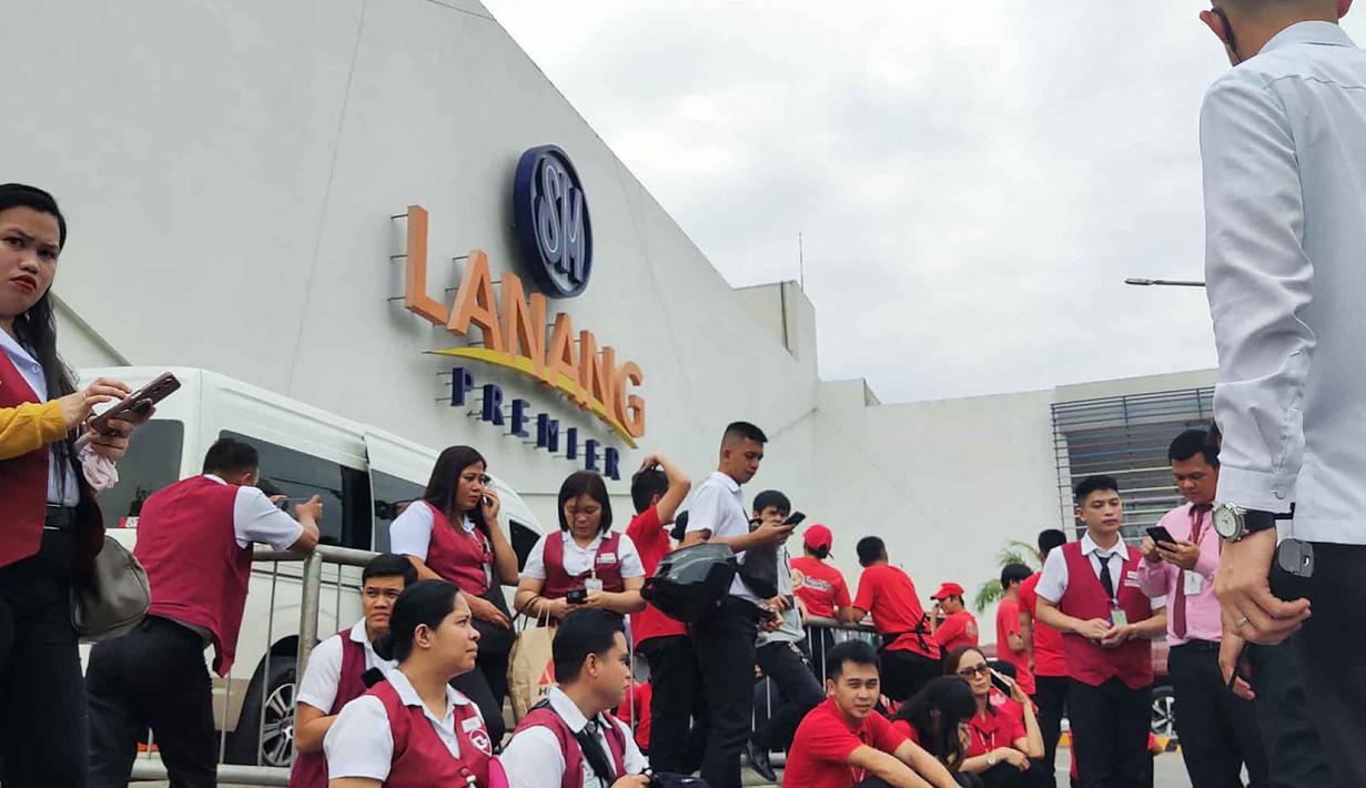 Warga langsung keluar menjauh dari gedung-gedung dan berkumpul di zona aman. (Bobbie ALOTA/AFP)