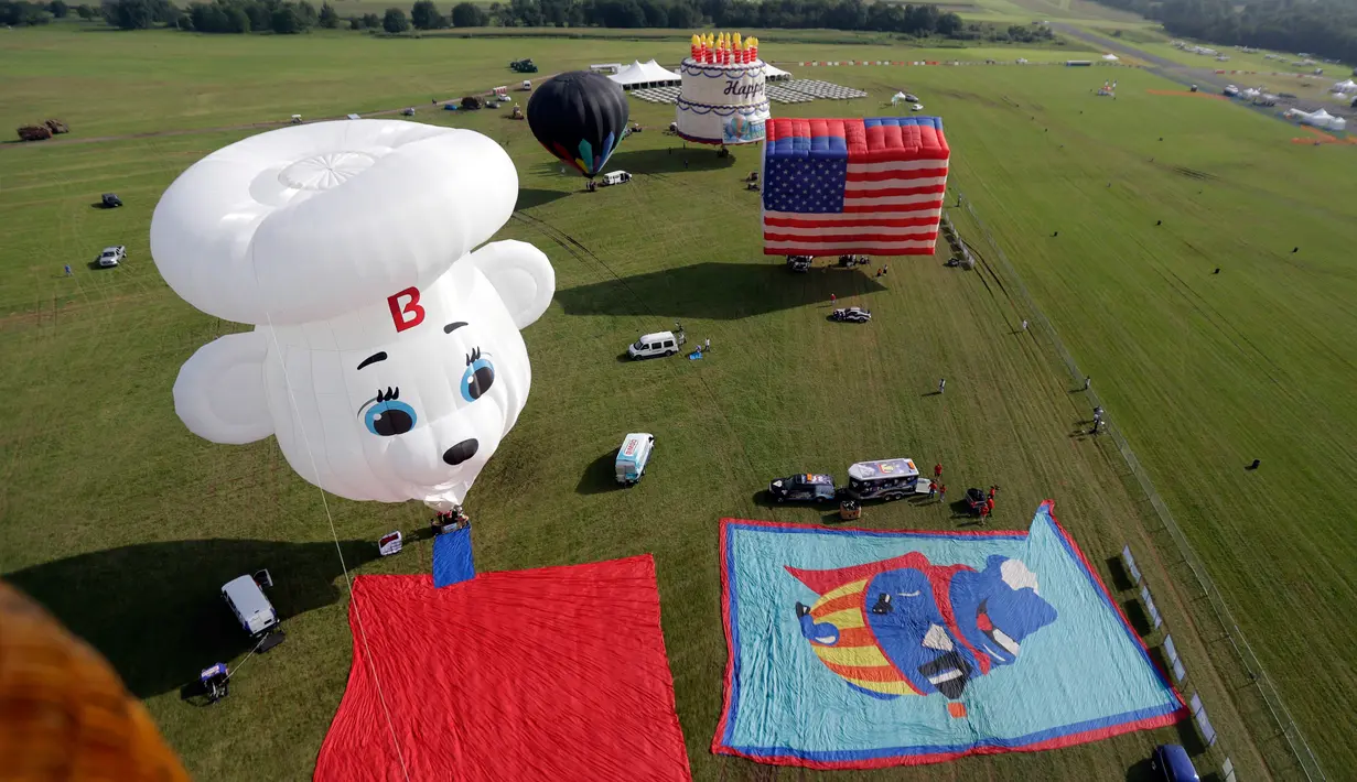 Sejumlah balon terlihat di dasar Bandara Solberg saat Festival Balon QuickChek New Jersey di Kota Readington, New Jersey (28/7). (AP Photo/Julio Cortez)