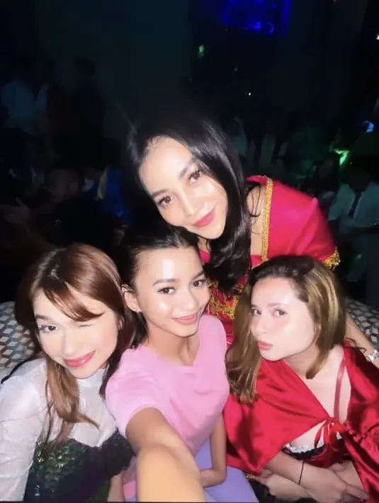 Lalu rambut blondenya dibiarkan terurai, dengan model wave, poni belah sampingnya. @irindacil