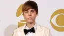 Saat menghadiri ajang bergengsi Grammy Awards di tahun 2011 silam, Justin Bieber lupa menutup resleting celananya. Untungnya, celah yang terbuka tak begitu terlihat dengan jelas lantaran warna baju pelantun lagu Baby itu yang serba putih. (cbc.ca)