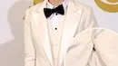 Saat menghadiri ajang bergengsi Grammy Awards di tahun 2011 silam, Justin Bieber lupa menutup resleting celananya. Untungnya, celah yang terbuka tak begitu terlihat dengan jelas lantaran warna baju pelantun lagu Baby itu yang serba putih. (cbc.ca)