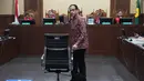 Mantan Menteri Pendidikan, Kebudayaan, Riset, dan Teknologi (Mendikbudristek), Nadiem Anwar Makarim, yang juga salah satu pendiri platform pembayaran dan perusahaan transportasi daring di Indonesia, bersiap mengikuti persidangan di Pengadilan Tindak Pidana Korupsi Jakarta, Rabu 13 Mei 2026. (AP Photo/Tatan Syuflana)