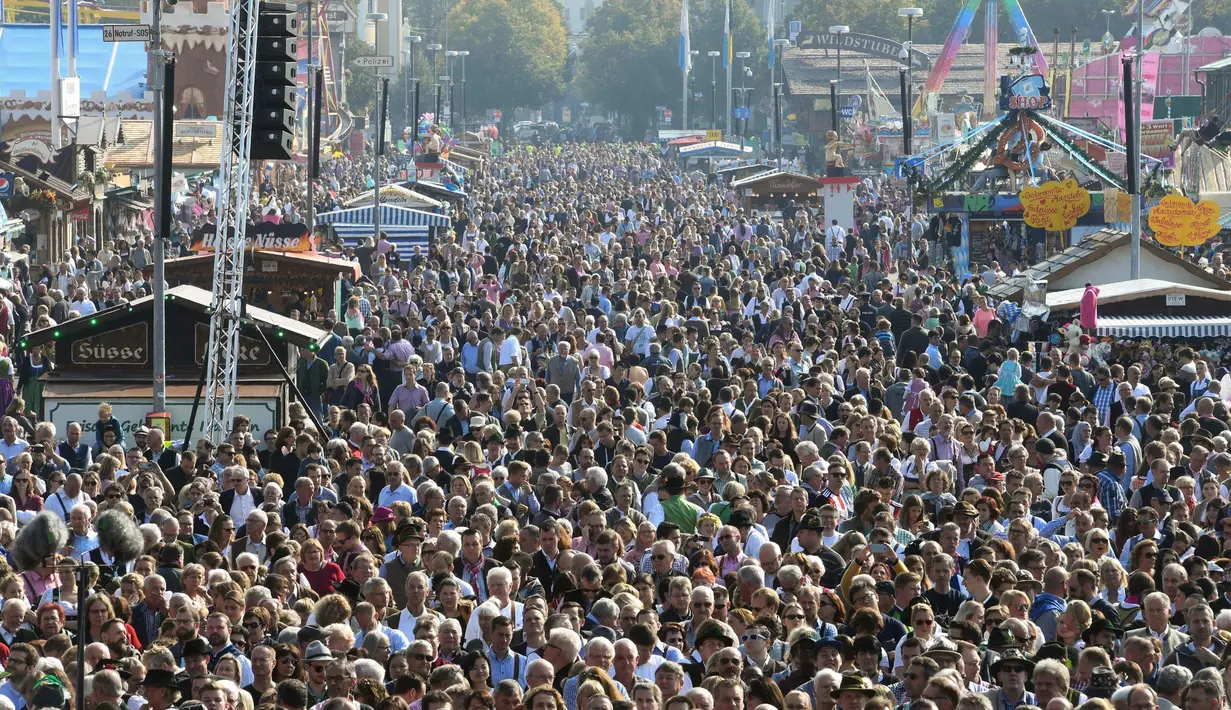 Pengunjung saat berkumpul selama festival bir Oktoberfest 2017 di Munich, Jerman, (24/9). Festival bir terbesar di dunia ini berlangsung sampai 3 Oktober 2017. (Tobias Hase / dpa via AP)