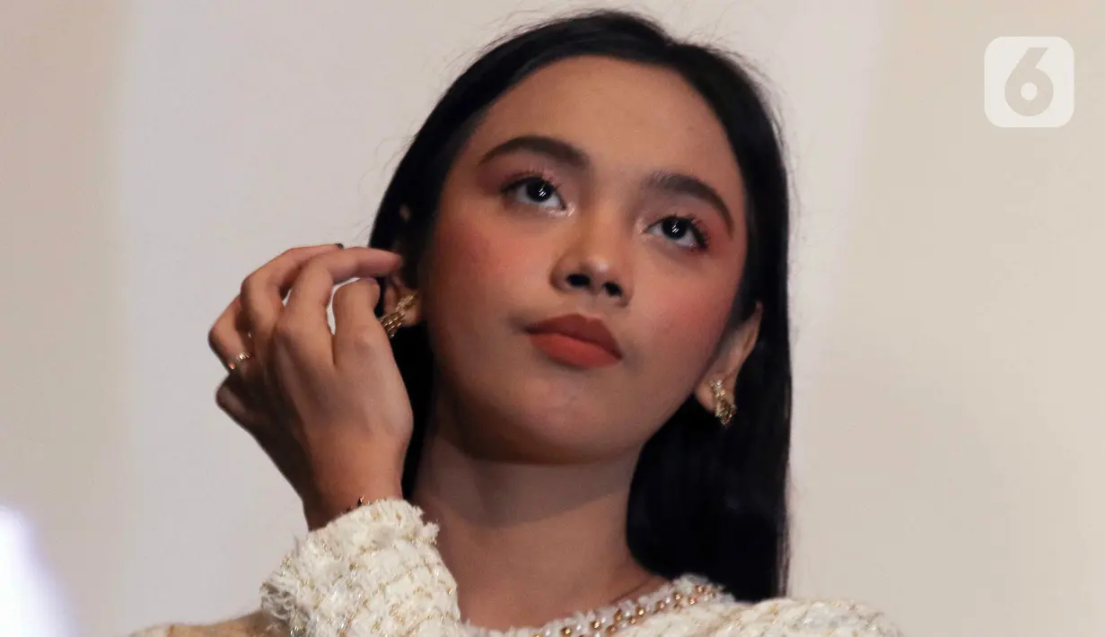 Penyanyi Lyodra Ginting saat konferensi pers peluncuran remake lagu 'Sang Dewi' di kawasan Thamrin, Jakarta, Kamis (11/8/2022). Lyodra Ginting secara resmi meluncurkan remake lagu lawas dan musik video 'Sang Dewi' yang berkolaborasi dengan musikus sekaligus komposer Andi Rianto. (Liputan6.com/Herman Zakharia)