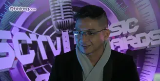 Pasha Ungu tak kuasa menahan air matanya di atas panggung SCTV Awards 2016. Memberi kejutan kepada Onci, Enda, Makki, Rowman dan rekan duetnya, Rossa saat tampil di SCTV Music Awards 2016.