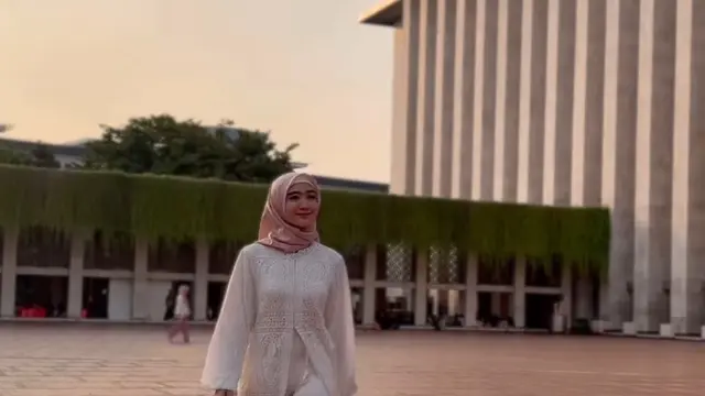 Gaya Febby Rastanty Kenakan Dress Panjang Lace. [@febbyrasranty]