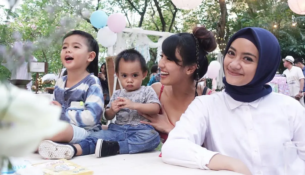 Ayudia Big Slamet dan Sharena Delon sudah menjalin persahabatan sejak lama. Mereka juga menghabiskan waktu bersama dengan membawa buah hatinya. (Foto: instagram.com/mrssharena)
