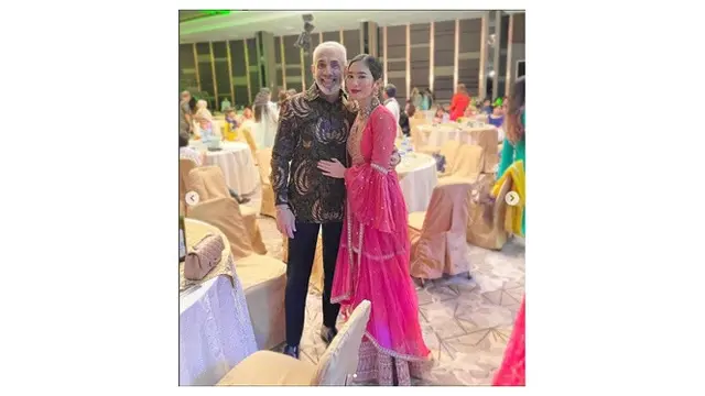 6 Potret Bunga Zainal Hadiri Sangeet Night Pakai Baju India, Mesra Bareng Suami