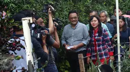 Djarot Saiful Hidayat bersama istri, Happy Farida saat tiba di lokasi untuk menggunakan hak pilihya dalam Pilkada Putaran kedua di TPS 8, Kuningan, Jakarta, Rabu (19/4). (Liputan6.com/Johan Tallo)