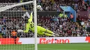 Kiper Arsenal, David Raya melakukan penyelamatan di depan gawangnya saat laga lanjutan Liga Inggris 2024/2025 melawan Aston Villa di Villa Park, Birmingham, Inggris, Sabtu (24/08/2024) malam WIB. (AFP/Adrian Dennis)