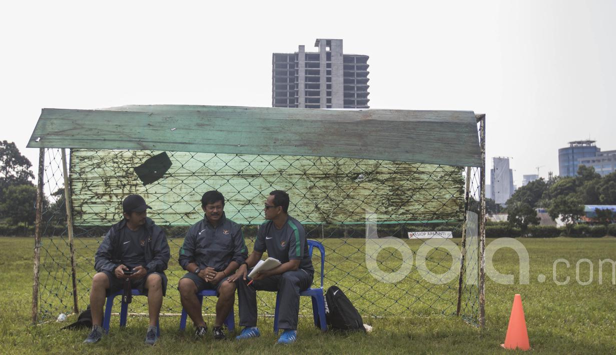 Pelatih Timnas Indonesia U-19, Indra Sjafri, didampingi asistennya Djarot Supriadi (kanan), memantau seleksi Timnas Indonesia U-19 di Lapangan Aldiron, Jakarta, Kamis (23/2/2017). (Bola.com/Vitalis Yogi Trisna)