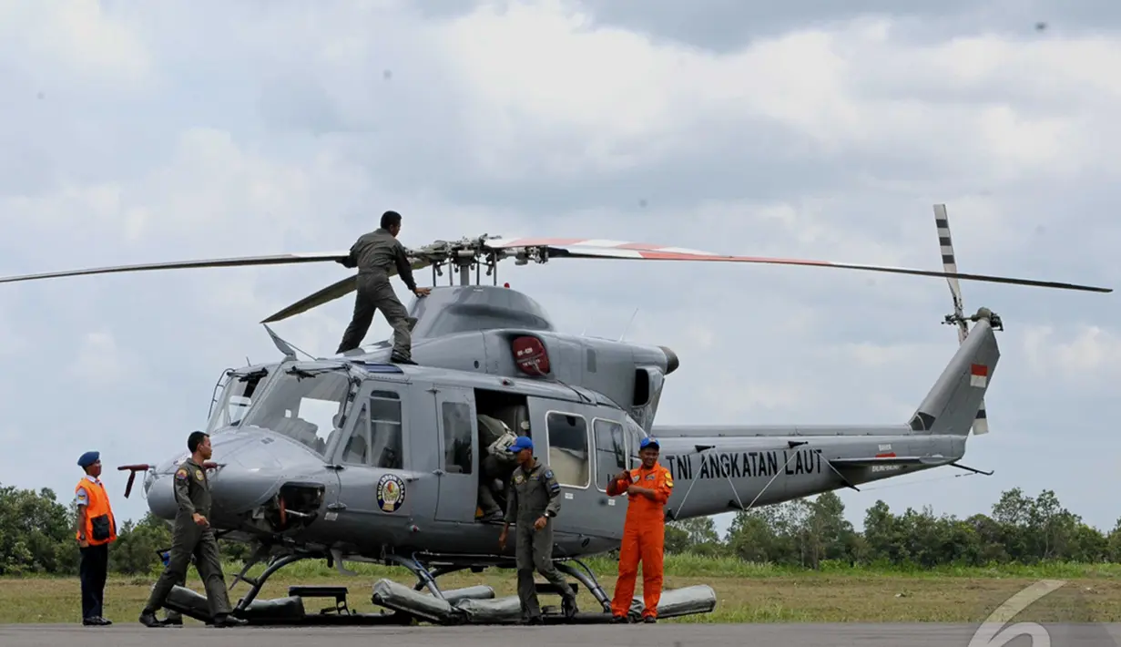 Personel TNI AL mempersiapkan helikopter yang akan digunakan oleh Panglima TNI Jenderal TNI Moeldoko untuk meninjau langsung evakuasi kecelakaan pesawat AirAsia QZ8501, Pangkalan Bun, Kalteng, Selasa (6/1/2015). (Liputan6.com/Andrian M Tunay)