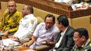 Menteri Dalam Negeri (Mendagri) Tito Karnavian (tengah), Wamendagri John Wempi Wetipo (kedua kiri), Ketua KPU Hasyim Asy'ari (kiri), Ketua DKPP Muhammad (kedua kanan), dan Ketua Bawaslu Rahmat Bagja (kanan) mengikuti rapat dengar pendapat dengan Komisi II DPR di Kompleks Parlemen, Senayan, Jakarta, Rabu (31/8/2022). Rapat tersebut membahas mengenai persiapan Pemilu 2024 dan persiapan Pemilu di Papua. (Liputan6.com/Angga Yuniar)