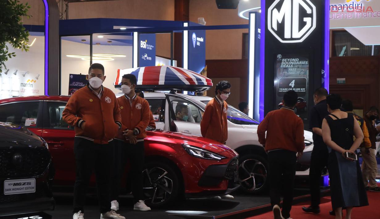 <p>MG 5 GT hadir di tengah booth MG dengan warna Scarlet Red yang menawan pada gelaran Gaikindo Jakarta AutoWeek (GJAW) 2023 di Jakarta Convention Center (JCC) Senayan, Jakarta. Tampilannya yang begitu memukau sampai menarik perhatian mata pasangan yang sedang lewat.</p>