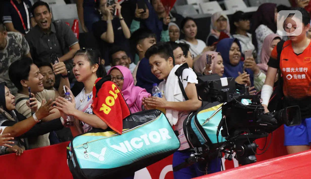 Pebulutangkis Indonesia, Greysia Polii/Apriyani Rahayu usai melawan Liu Xuan Xuan/Xia Yu Ting (China) pada babak pertama ganda putri Indonesia Masters 2020 di Istora GBK, Jakarta, Rabu (15/1/2020). Greysia Polii/Apriyani unggul 22-24, 21-17, 21-15. (Liputan6.com/Helmi Fithriansyah)