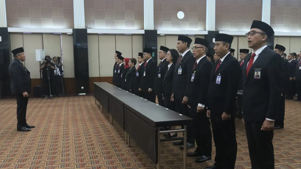 Gubernur Bank Indonesia (BI), Perry Warjiyo, melantik dan memimpin serah terima jabatan 15 Pemimpin baru Kantor Pusat dan Perwakilan BI, pada Rabu (5/7/2023) di Jakarta. (Dok BI)