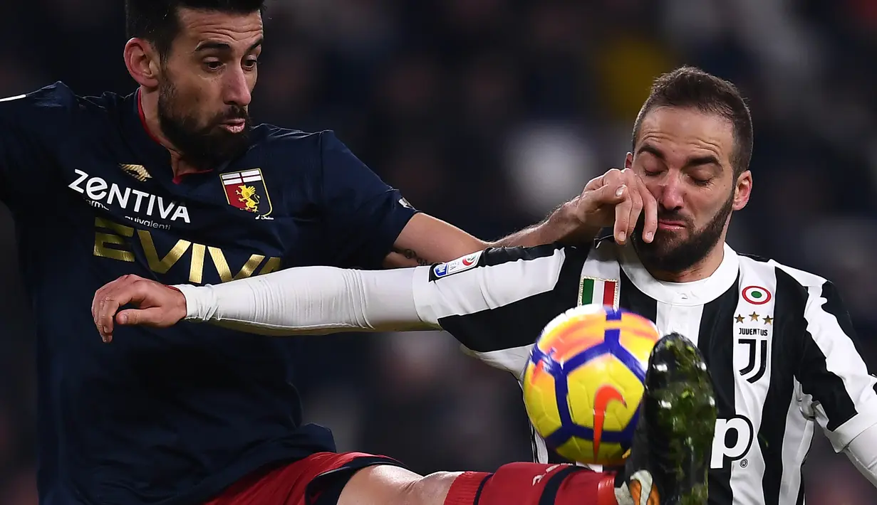 Duel pemain Genoa, Nicolas Spolli (kiri) dengan pemain Juventus, Gonzalo Higuain pada lanjutan Serie A di Allianz stadium, Turin, (22/1/2018). Juventus menang tipis 1-0.  (AFP/Marco Bertorello)