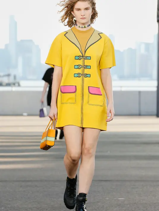 Coach baru saja secara resmi merilis koleksi Stuart Vevers untuk Spring 2022, secara langsung melalui runway show di New York. Episode khusus "Coach TV: Public Access" ini dibuat lewat kerja sama dengan Coach Family. Foto: Document/Coach.