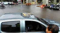 Pecahan beton jalan layang Transjakarta Tendean-Ciledug jatuh menimpa mobil dinas Mabes Polri. (Twitter TMC Polda Metro Jaya)
