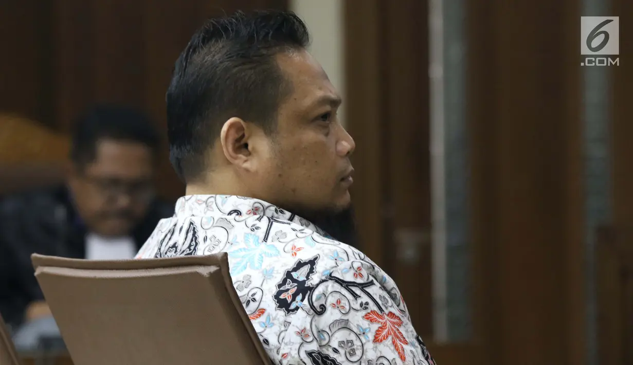 Panitera pengganti Pengadilan Tipikor Medan, Helpandi saat menjalani sidang pembacaan tuntutan di Pengadilan Tipikor, Jakarta, Kamis (14/3). JPU KPK berkeyakinan, Helpandi bersalah menerima uang suap dari Tamin Sukardi.  (Liputan6.com/Helmi Fithriansyah)