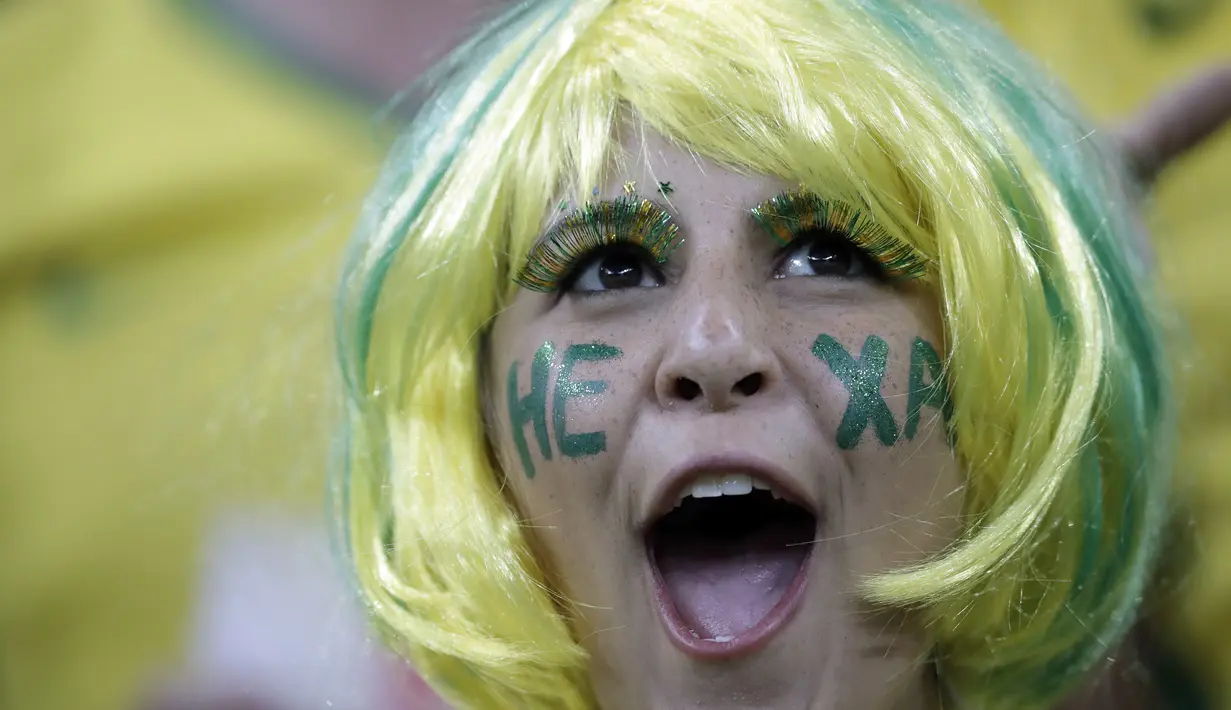 Teriakan suporter cantik saat menyaksikan laga Brasil melawan Swis pada grup E Piala Dunia 2018 di Rostov Arena, Rostov-on-Don, Rusia, (17/6/2018). Brasil dan Swis bermain imbang 1-1. (AP/Felipe Dana)
