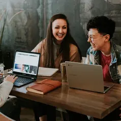 Ilustrasi bekerja, bercanda bersama teman di kantor. (Photo by Brooke Cagle on Unsplash)