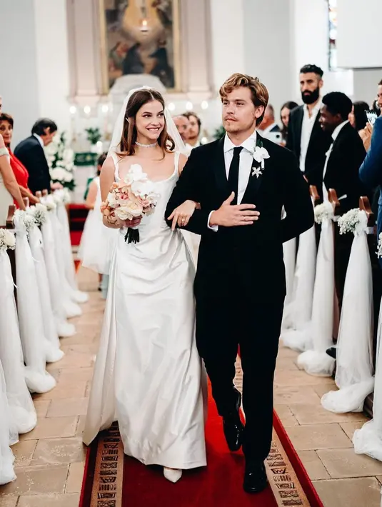 Sedangkan, Dylan Sprouse memilih untuk mengenakan tuxedo sederhana untuk merayakan hari bahagia ini. Selamat untuk keduanya! [Instagram/vogueweddings].