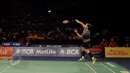 Salah satu aksi Jan O Jorgensen saat melawan Kento Momata asal Jepang di final Indonesia Open Superseries Premier 2015, Jakarta, Minggu (7/6/2015). Kento menang 16-21, 21-19, 21-7. (Liputan6.com/Andrian M Tunay)