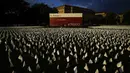 Warga melihat bendera putih untuk mengenang orang AS yang meninggal karena COVID-19 dalam instalasi seni sementara seniman Suzanne Brennan Firstenberg 'Di Amerika: Ingat' di National Mall, Washington, AS, Jumat (17/9/2021). Instalasi terdiri dari lebih dari 630.000 bendera. (AP Photo/Brynn Anderson)