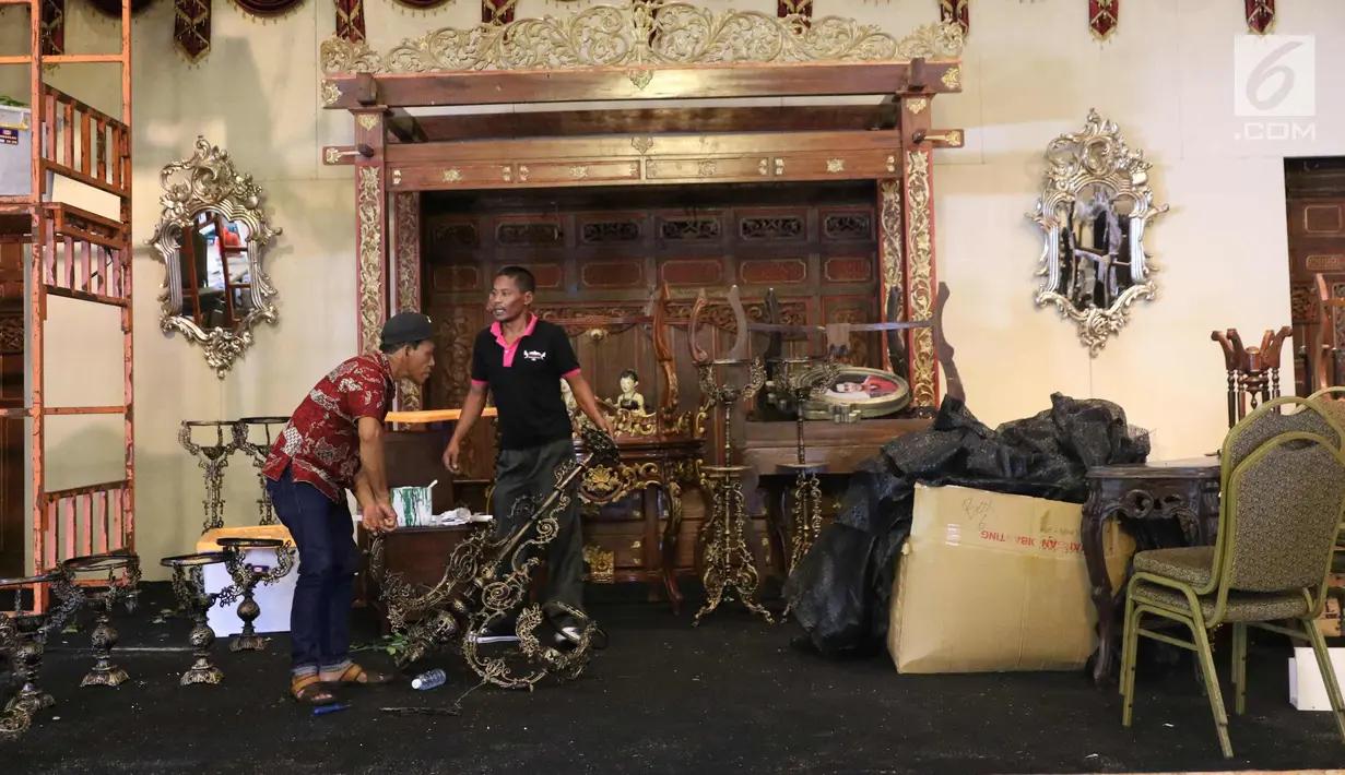 Pekerja mempersiapkan lampu untuk pernikahan Putri Presiden Joko Widodo Kahiyang Ayu dan Bobby Nasution di Graha Saba, Solo, Senin (6/11). Pernikahan anak presiden tersebut akan berlangsung pada Rabu (8/11) esok. (Liputan6.com/Angga Yuniar)