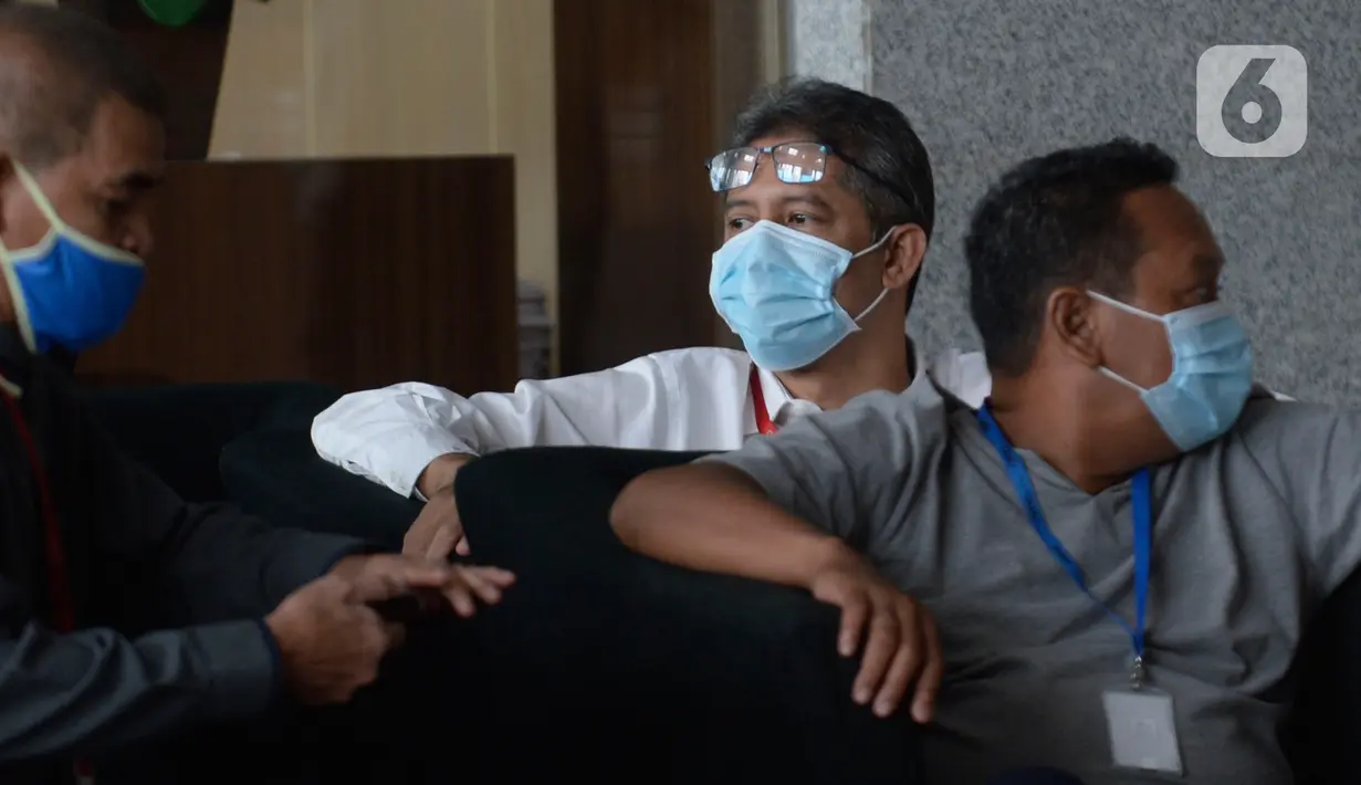 Dirut PT Bumiloka Tegar Perkasa dan Direktur PT Abadi Santoso Perkasa, Nanang Hamdani Basnawi menunggu di lobi Gedung KPK, Jakarta, Kamis (2/7/2020). Nanang diperiksa sebagai saksi untuk tersangka mantan Dirut PT Dirgantara Indonesia (Persero) (PTDI), Budi Santoso. (merdeka.com/Dwi Narwoko)