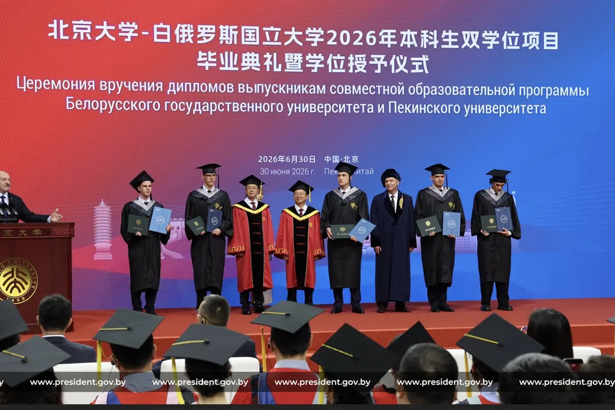 Presiden Belarus Alexander Lukashenko menghadiri wisuda angkatan pertama mahasiswa Belarus yang menyelesaikan program bersama Bioteknologi antara Universitas Negeri Belarus (BSU) dan Universitas Peking pada 30 Juni. (Dok. President.gov.by)