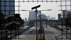 Kendaraan melintasi kawasan Jalan MH Thamrin, Jakarta, Minggu (5/10/14). (Liputan6.com/Johan Tallo)