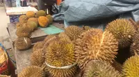 Banyak barang dagangan yang dihargai sangat mahal di Kepulauan Aru, Maluku. Salah satunya durian. (Liputan6.com/Abdul Karim)