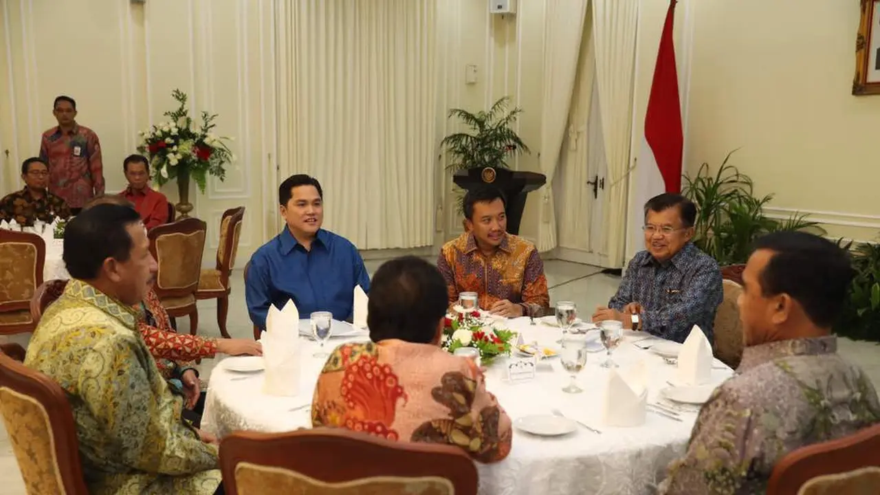 Wakil Presiden Jusuf Kalla (dua dari kiri) berdiskusi dengan Menpora Imam Nahrawi dan Ketua Pelaksana INASGOC, Erick Thohir, pada dialog dengan induk-induk organisasi olahraga di Istana Wapres, Medan Merdeka Selatan, Rabu (10/5/2018). 