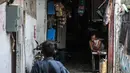 Seorang warga beristirahat di permukiman padat penduduk Kampung Muka RW 04, Ancol, Pademangan, Jakarta, Selasa (4/1/2022). Gubernur DKI Jakarta Anies Baswedan memastikan 1.000 kepala keluarga (KK) di kampung tersebut mendapatkan Izin Mendirikan Bangunan (IMB) kolektif. (Liputan6.com/Faizal Fanani)