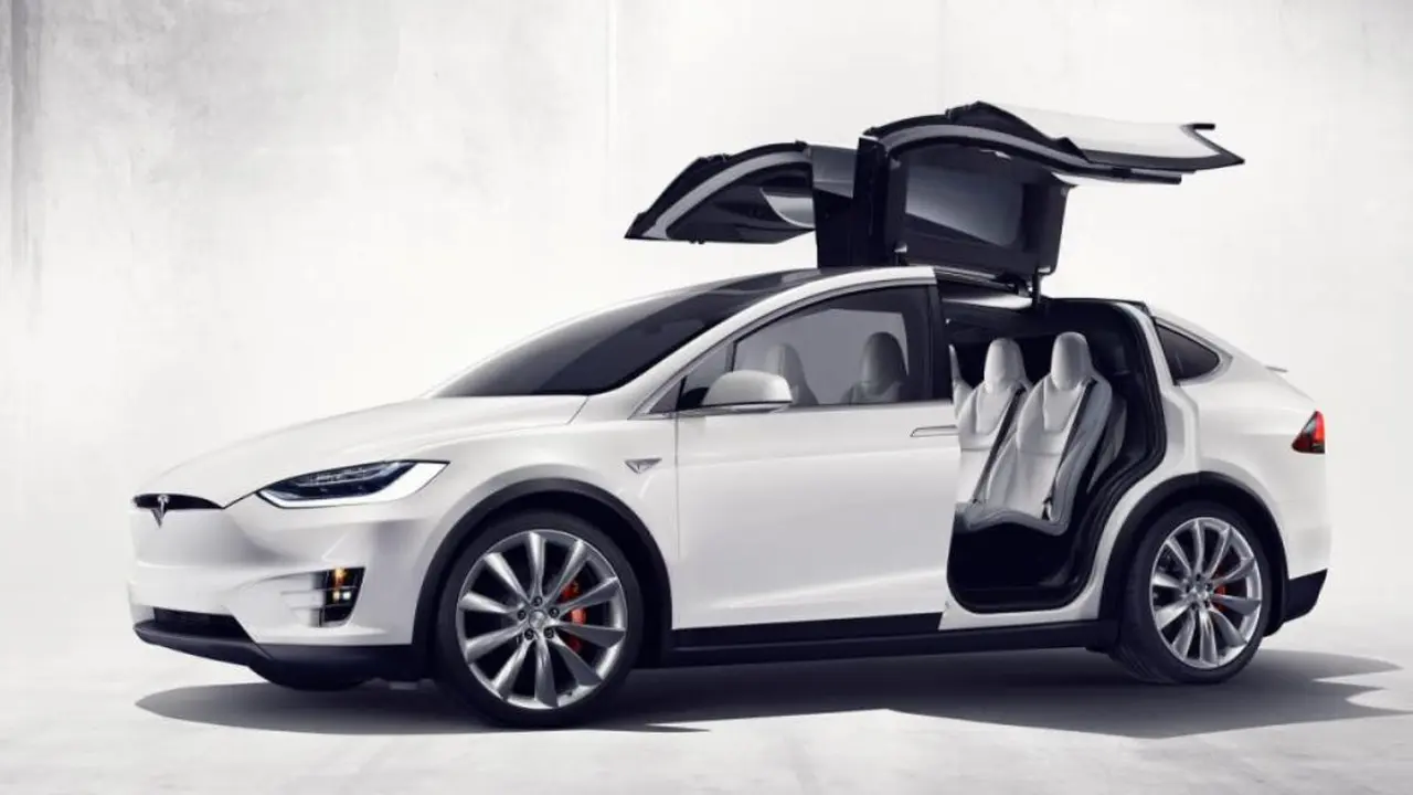 Pejabat Tesla Motors Gemar Berkicau Tentang Rahasia Perusahaan