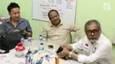 Jonathan berdialog dengan Ketua Komnas PA Arist Merdeka Sirait di Komnas Perlindungan Anak, Jakarta, Senin (30/4). Sebelumnya sebuah video seorang pria menendang anak kecil viral di sosial media. (Liputan6.com/Immanuel Antonius)