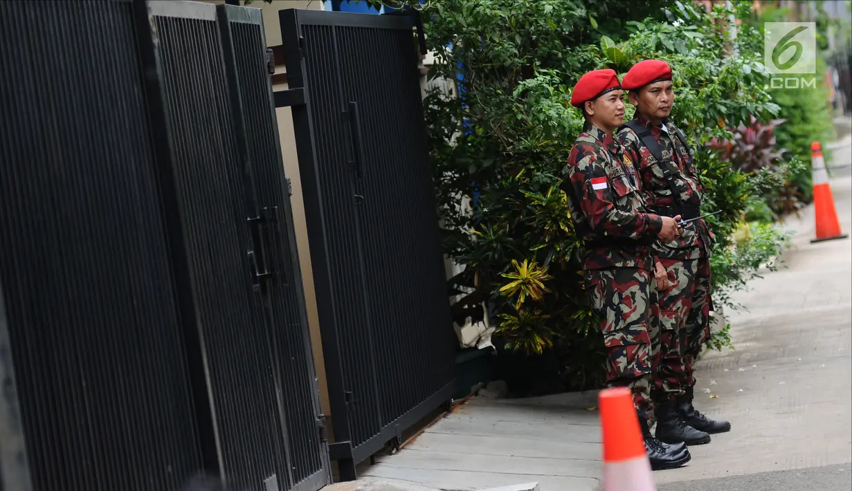Anggota ormas kepemudaan berjaga di depan rumah penyidik Komisi Pemberantasan Korupsi (KPK) Novel Baswedan di kawasan Kelapa Gading, Jakarta, Kamis (22/2). Novel kembali ke Tanah Air dalam proses pemulihan. (Liputan6.com/Helmi Fithriansyah)