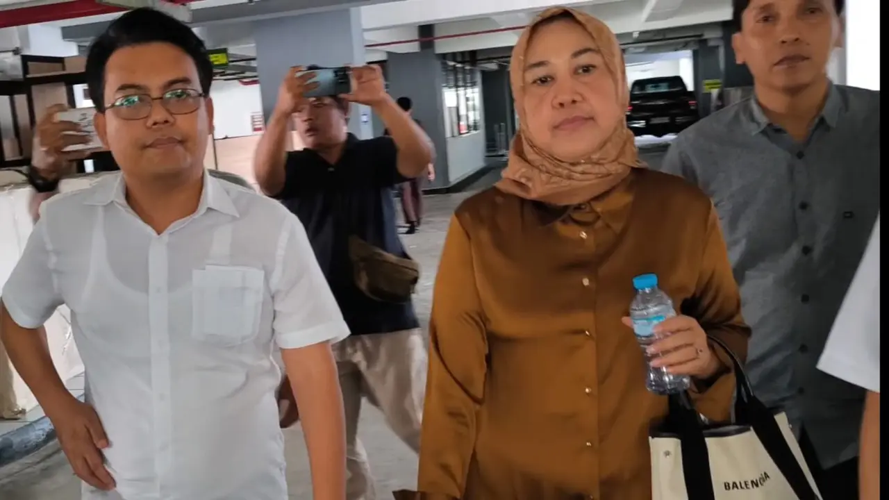 Nurhidayah, Istri Tersangka Korupsi Penuhi Penggilan Kejati NTB. (Liputan6.com/Hans Bahanan)