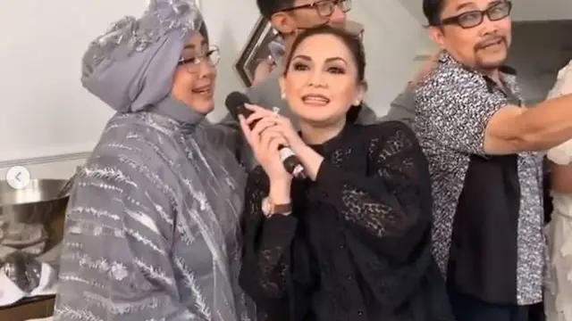 6 Potret Kenangan Nia Daniaty dengan Rina Gunawan, Dianggap Adik Sendiri